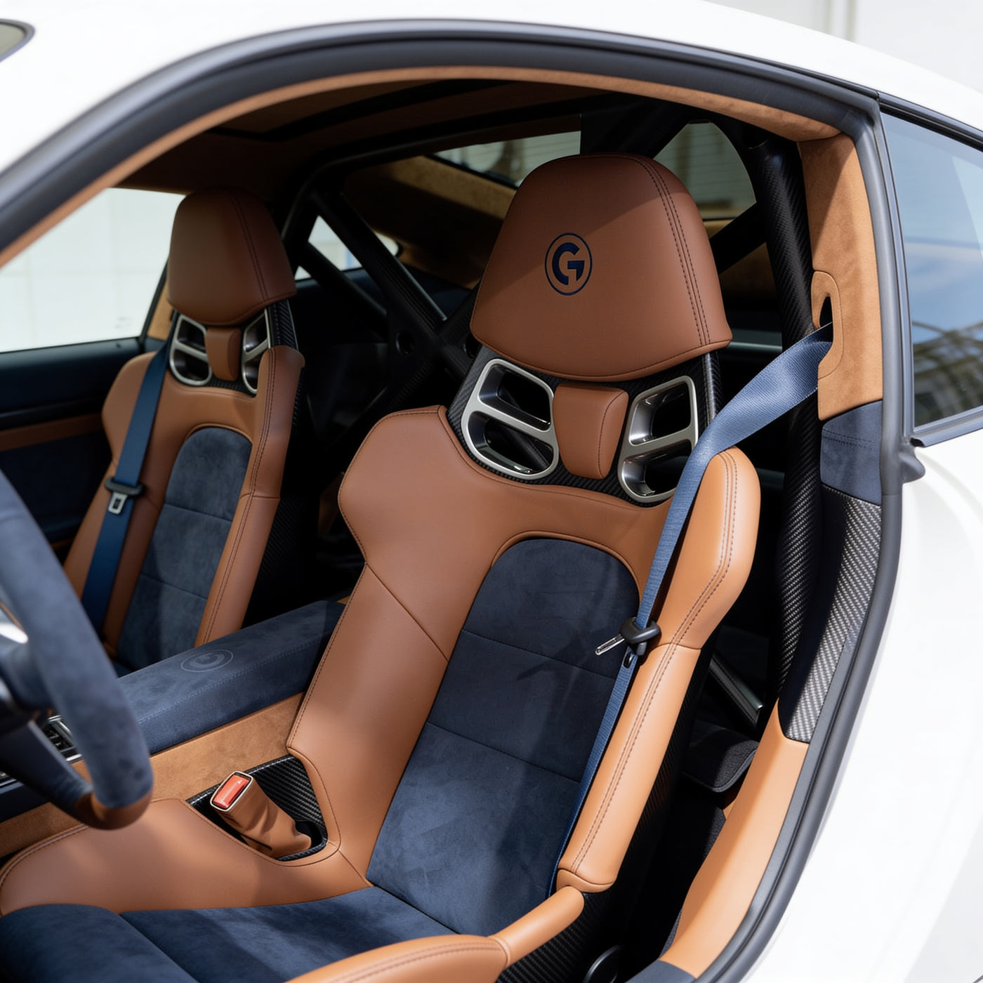 Das Supersportwagen-Material, in Ihrer Hand.